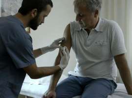 Un docteur introduit une micropuce dans le bras du secrétaire général de Tigre Ezequiel Rocino. AFP