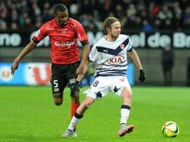 Le milieu de Bordeaux Jaroslav Plasil à la lutte avec le milieu de Guingamp Diallo. AFP