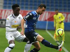 Fabien Camus (d), alors sous le maillot de Troyes, contre Angers en Ligue 1. AFP