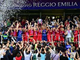 Les Lyonnaises brandissent le trophée de la Ligue des champions, le 26 mai 2016 à Reggio Emilia. AFP