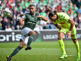 Enzo Crivelli au duel avec le capitaine stéphanois Loïc Perrin. AFP