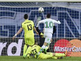 Le milieu de Wolfsburg Julian Draxler marque dune pichenette contre La Gantoise en Ligue des champions, le 17 février 2016 à Gand