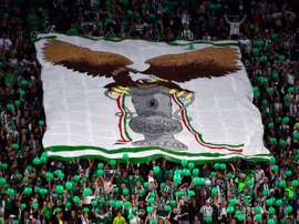 Les supporters du TC Ferencvaros déploient une immense banderole avec l'effigie de l'aigle. AFP