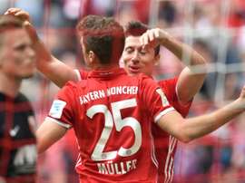 O Bayern bateu o Schalke 04 por 2-1. AFP