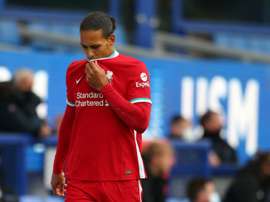 Van Dijk já treina com bola em boa companhia. AFP