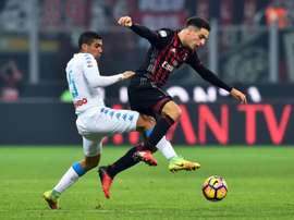 Le milieu de lAC Milan Giacomo Bonaventura (d) lors du match contre Naples à San Siro. AFP