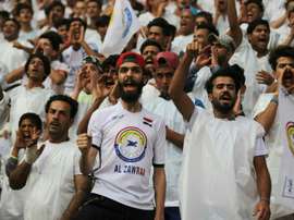 Des supporteurs irakiens assistent au match de football entre Al-Zawra et Al-Ahed. AFP