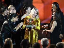 Ada Hegerberg avec le Ballon d'Or au Grand Palais. AFP