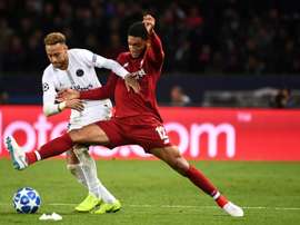 Joe Gomez à la lutte avec la star du PSG Neymar Jr. AFP