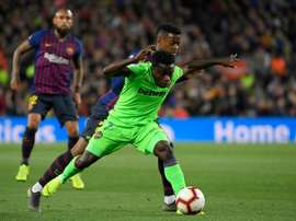 Moses Simon balle au pied contre le Barça. AFP
