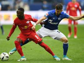Duel entre le milieu du RB Leipzig Naby Keita et celui de Schalke 04 Daniel Caligiuri. AFP
