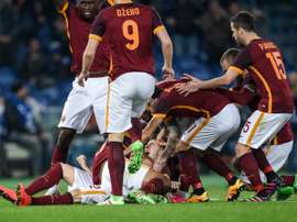 Les joueurs de lAS Rome autour de Stephan El Shaarawy, au sol, buteur contre Frosinone au stade olympique de Rome, le 30 janvier 2016