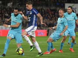Adil Rami (g), alors à Marseille, lors d'un match de Ligue 1 à Strasbourg. AFP