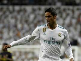 Varane pode trocar o branco pelo vermelho. AFP