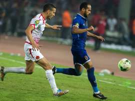Abdelatif Noussir du Wydad Casablanc à la lutte avec Walid Soliman d Al-Ahly. AFP
