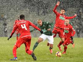 Wahbi Khazri tente de dribbler le Dijonnais Senou Coulibaly. AFP