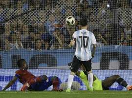 L'Argentin Lionel Messi (c) marque lors d'un amical face aux Haïtiens. AFP