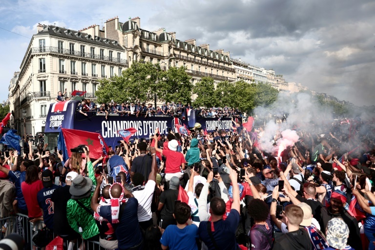 Campeão europeu, o PSG retorna à Paris antes do desfile da vitória