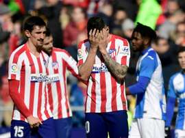 El Atlético se quedó en el campo y pidió disculpas a las gradas. AFP