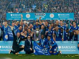 Les joueurs de Leicester célèbrent leur titre de champion dAngleterre avec leur président Vichai Srivaddhanaprabha (centre) suite au match de championnat face à Everton le 7 mai 2016 au King Power Stadium à Leicester