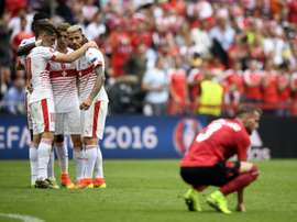 Les joueurs suisses se congratulent après leur victoire face à lAlbanie lors de lEuro au stade Bollaert de Lens, le 11 juin 2016