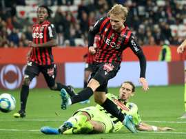 Dolberg allume les arbitres de L1.
