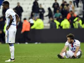La déception des Lyonnais Maxwel Cornet (g) et Maciej Rybus après la défaite au Parc OL face à Guingamp, le 22 octobre 2016