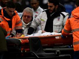 Jogador do Lyon desmaia em campo e é retirado de maca. AFP