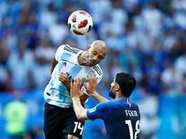Verón acredita que ainda há futebol para ser jogado por Mascherano. AFP
