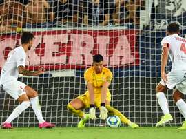 Geronimo Rulli fait un arrêt lors du match contre les Girondins. AFP