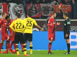 Le défenseur brésilien de Leverkusen Wendell voit rouge lors du match contre Dortmund. AFP