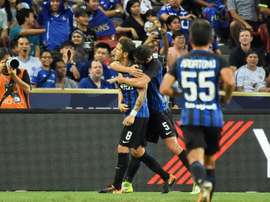 L'attaquant de l'Inter Milan Stevan Jovetic est congratulé par Roberto Gagliardin. AFP