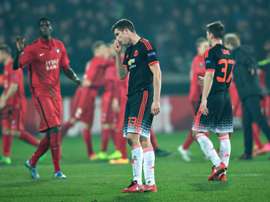 Los futbolistas del United, abatidos tras la derrota ante los sonrientes del Midtjylland. AFP