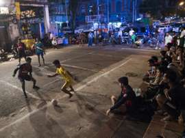 Une partie de football à Rangoun, le 9 février 2017. AFP