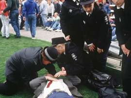 Le service médical et un blessé sur la pelouse du stade de Hillsborough, le 15 avril 1989. AFP