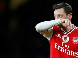 Özil felicitó a sus compañeros. AFP