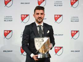 David Villa pose avec son trophée de meilleur joueur de la MLS 2016 à New York, le 6 décembre