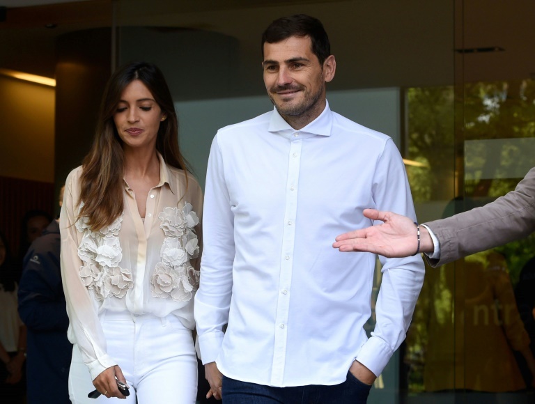 Iker Casillas quitte l'hôpital après sa crise cardiaque, Sara à ses côtés Iker Casillas quitte l'hôpital après sa crise cardiaque, Sara à ses côtés