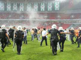 Des policiers interviennent lors de la Supercoupe de Turquie. AFP