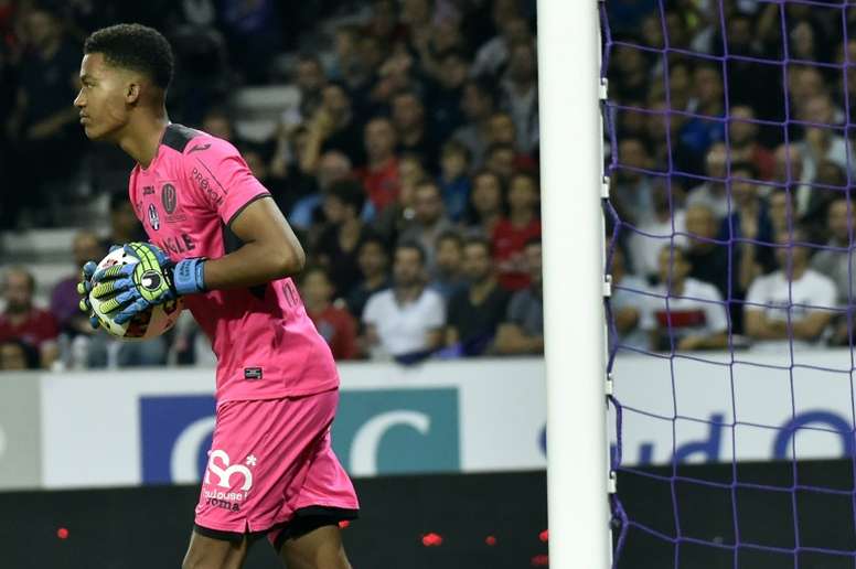 Toulouse Alban Lafont 17 Ans Et Deja Patron Besoccer