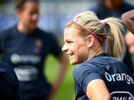Le Sommer s'entraîne à part du côté des bleues. AFP
