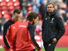 L'entraîneur de Liverpool, l'Allemand Jürgen Klopp (d), à 'léchauffement avant le match. AFP