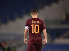 Totti fue titular ante el Austria de Viena, hizo doblete de asistencias, pero no evito el empate.AFP