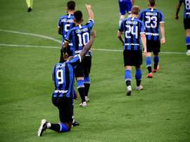 Lukaku s'agenouille pour George Floyd. AFP