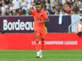 Blessé, Neymar pourrait voyager au Portugal pour suivre le Mondial de surf. AFP