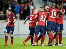 Les Lillois euphoriques après le but dAdama Soumaoro contre Bordeaux en demi-finale de la Coupe de la Ligue, le 26 janvier 2016 à Lille