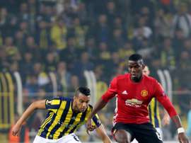 Paul Pogba cayó lesionado en la primera parte, prueba de lo que le esperaba al United. AFP