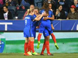 Le Sommer et ses coéquipières félicitent Wendie Renard pour son but face à lAngleterre. AFP