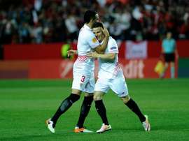 Lattaquant du Séville FC Kevin Gameiro (d) félicité par son coéquipier Adil Rami après un but contre le Shakhtar Donetsk en Europa League, le 5 mai 2016 à Séville