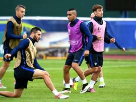André Pierre Gignac (g) à la lutte avec Dimitri Payet (c), à côté dAntoine Griezmann (d), lors dune séance dentraînement à Villeneuve-dAscq, le 18 juin 2016